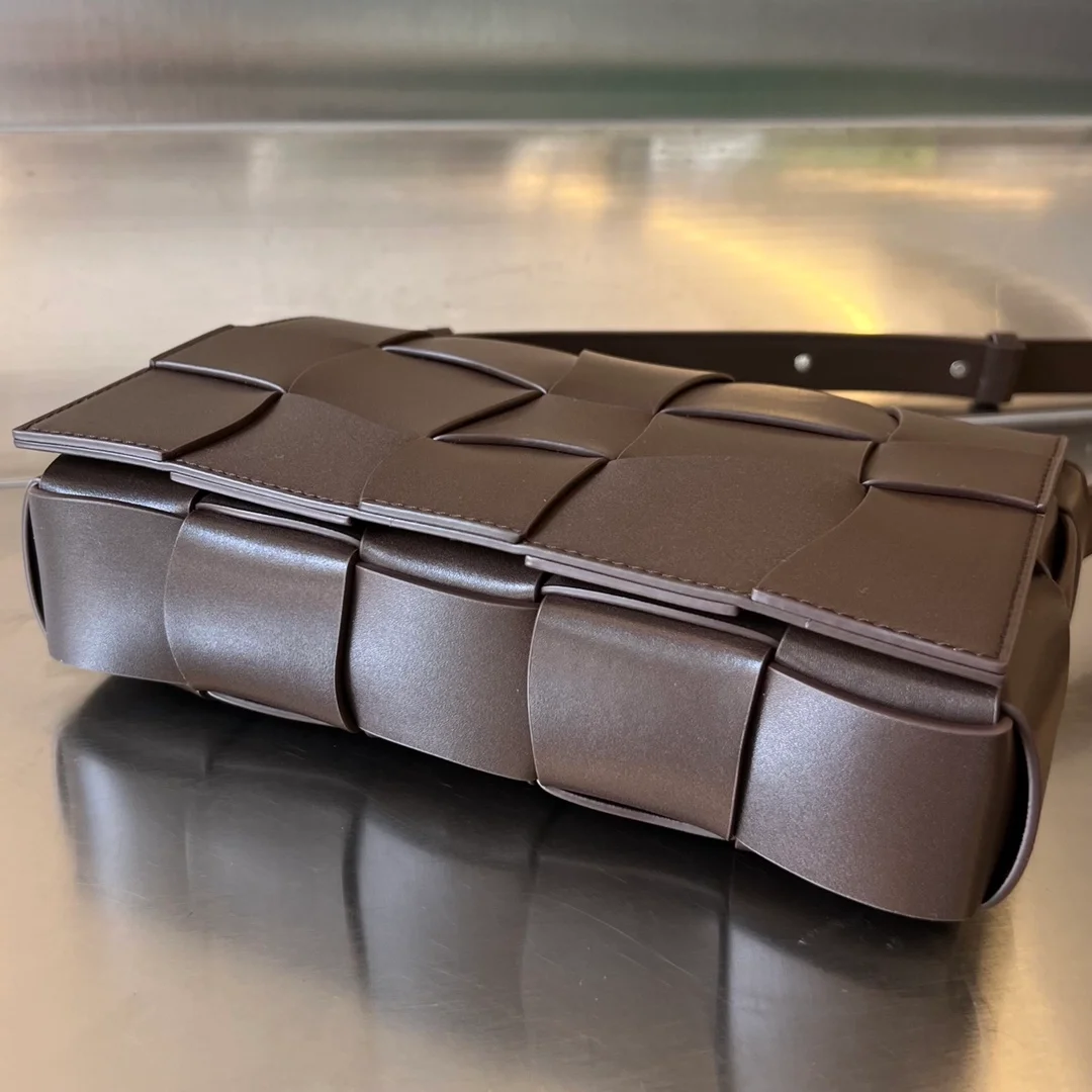 보테가 베네타 라이트 브라운 카세트백