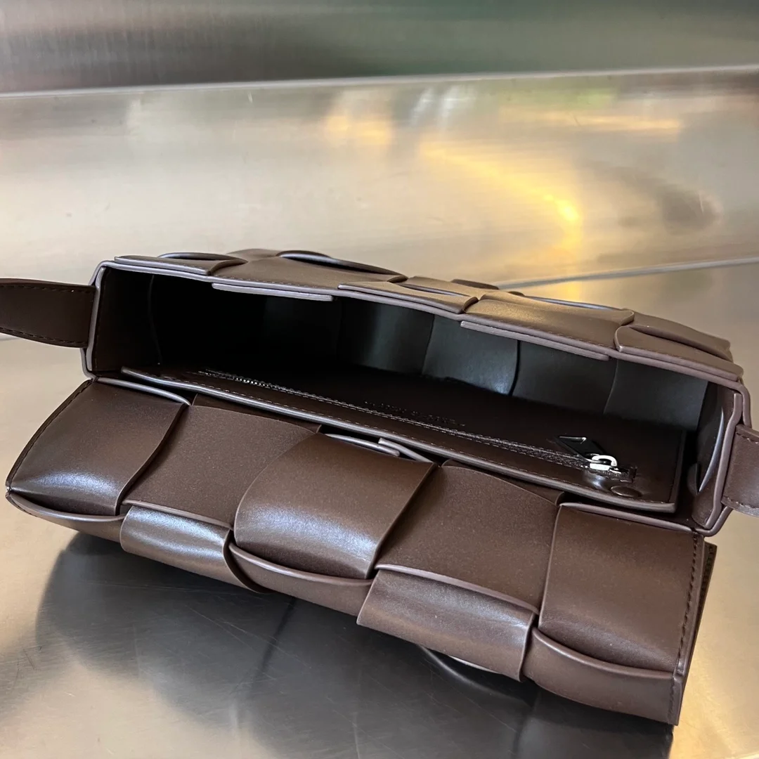 보테가 베네타 라이트 브라운 카세트백