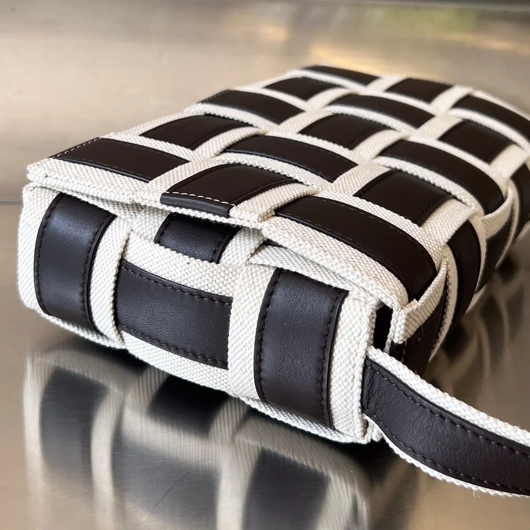 보테가 베네타 내추럴 폰단트 카세트백