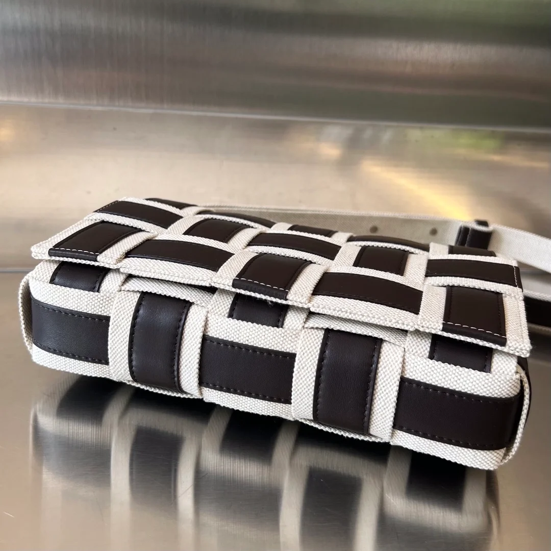 보테가 베네타 내추럴 폰단트 카세트백