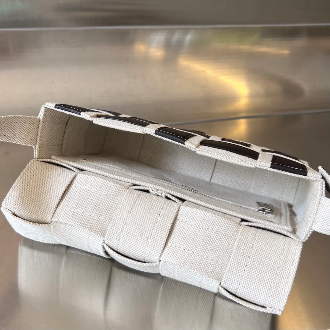 보테가 베네타 내추럴 폰단트 카세트백