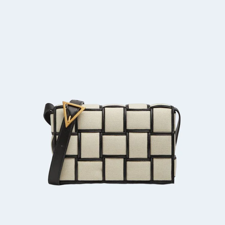 보테가 베네타 블랙 패디드 카세트백