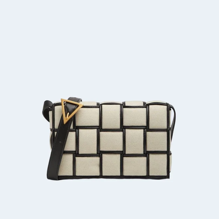 보테가 베네타 블랙 패디드 카세트백