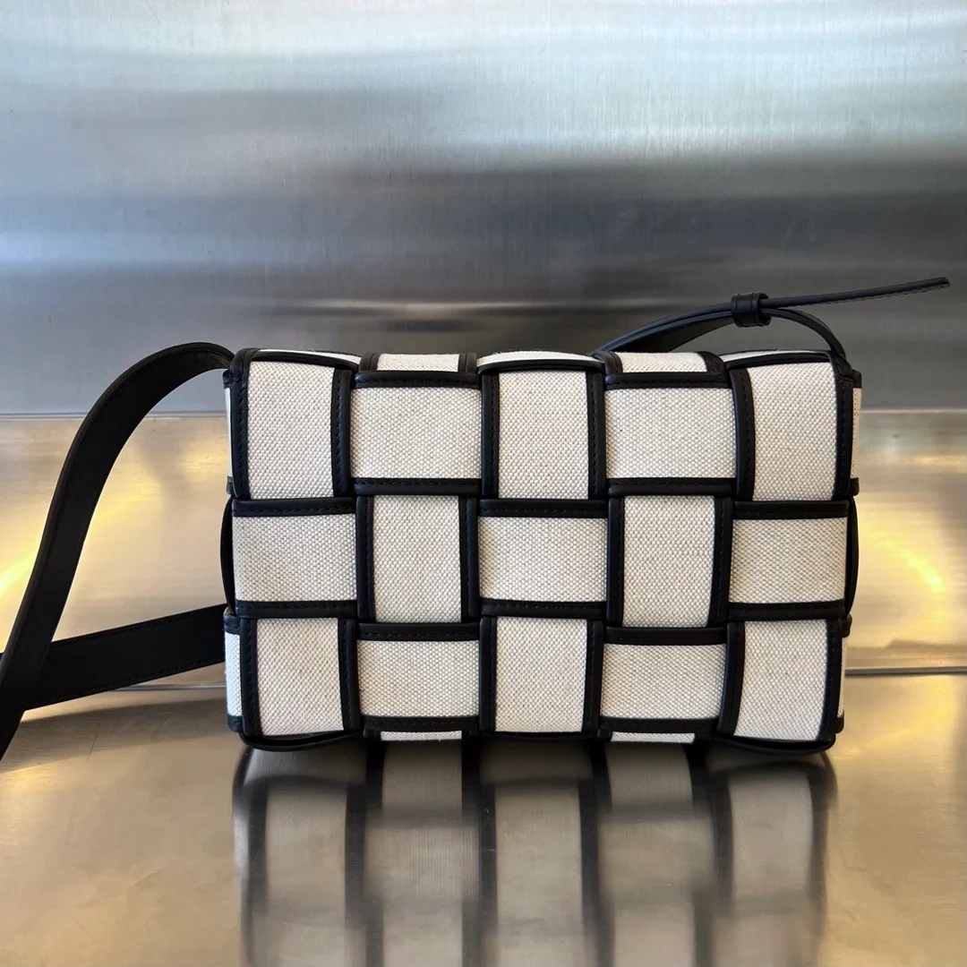 보테가 베네타 블랙 패디드 카세트백