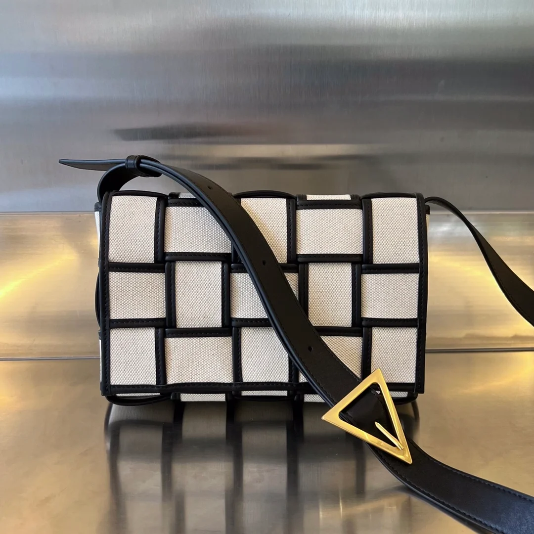 보테가 베네타 블랙 패디드 카세트백