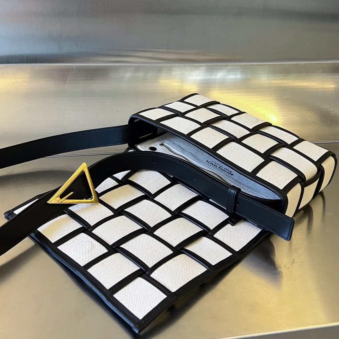 보테가 베네타 블랙 패디드 카세트백