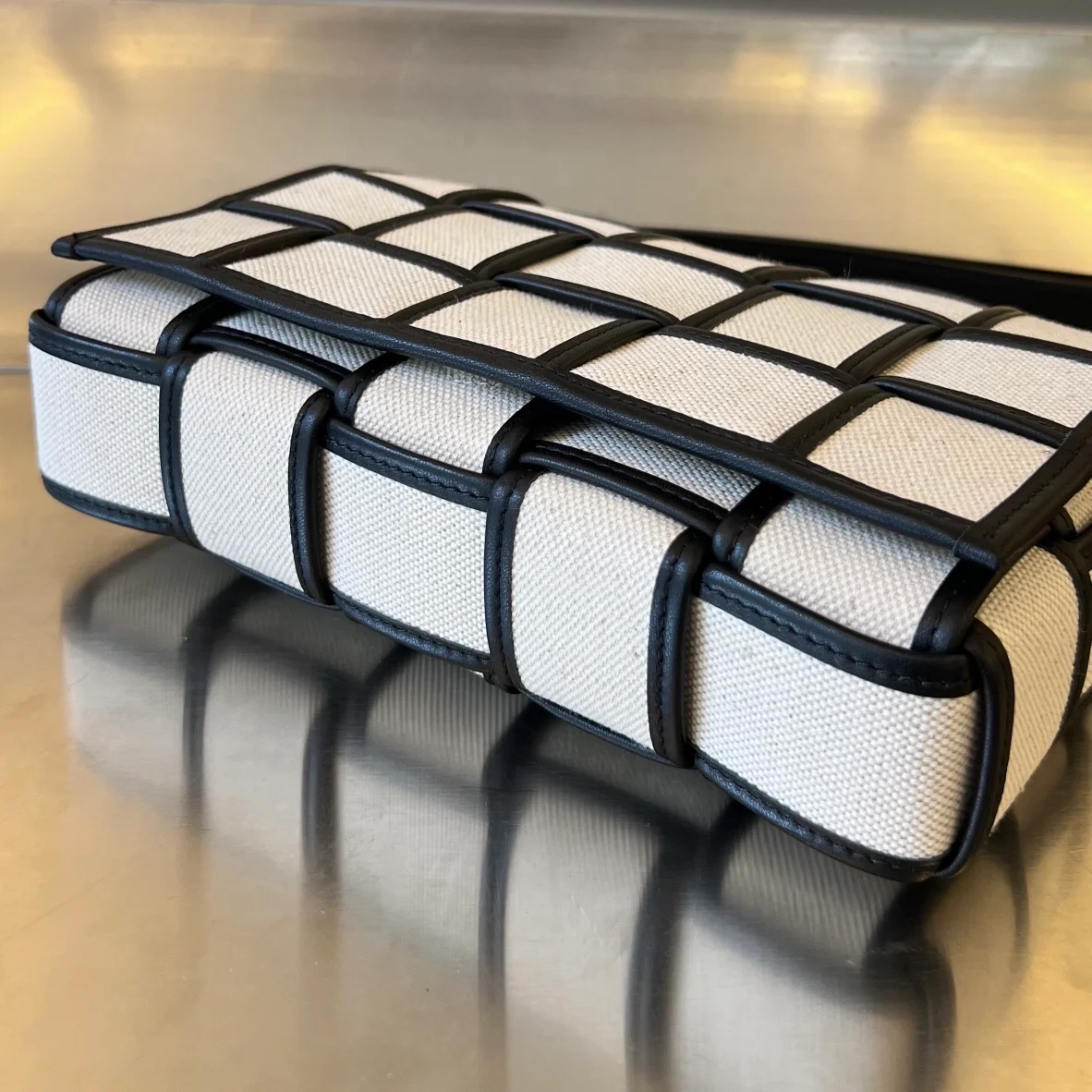 보테가 베네타 블랙 패디드 카세트백