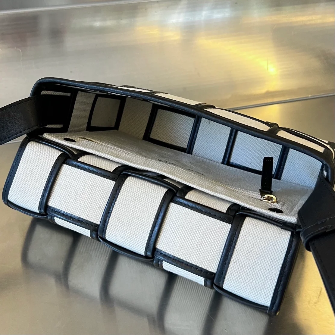 보테가 베네타 블랙 패디드 카세트백