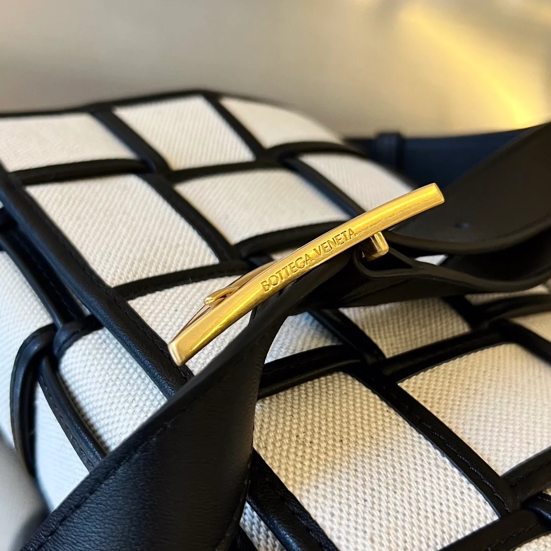 보테가 베네타 블랙 패디드 카세트백