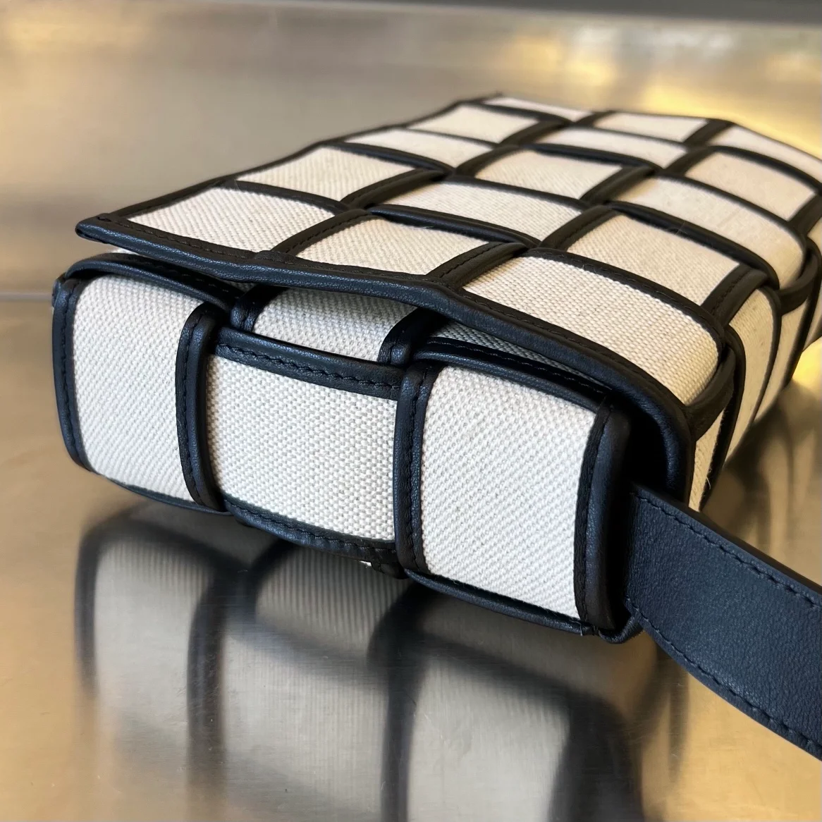 보테가 베네타 블랙 패디드 카세트백