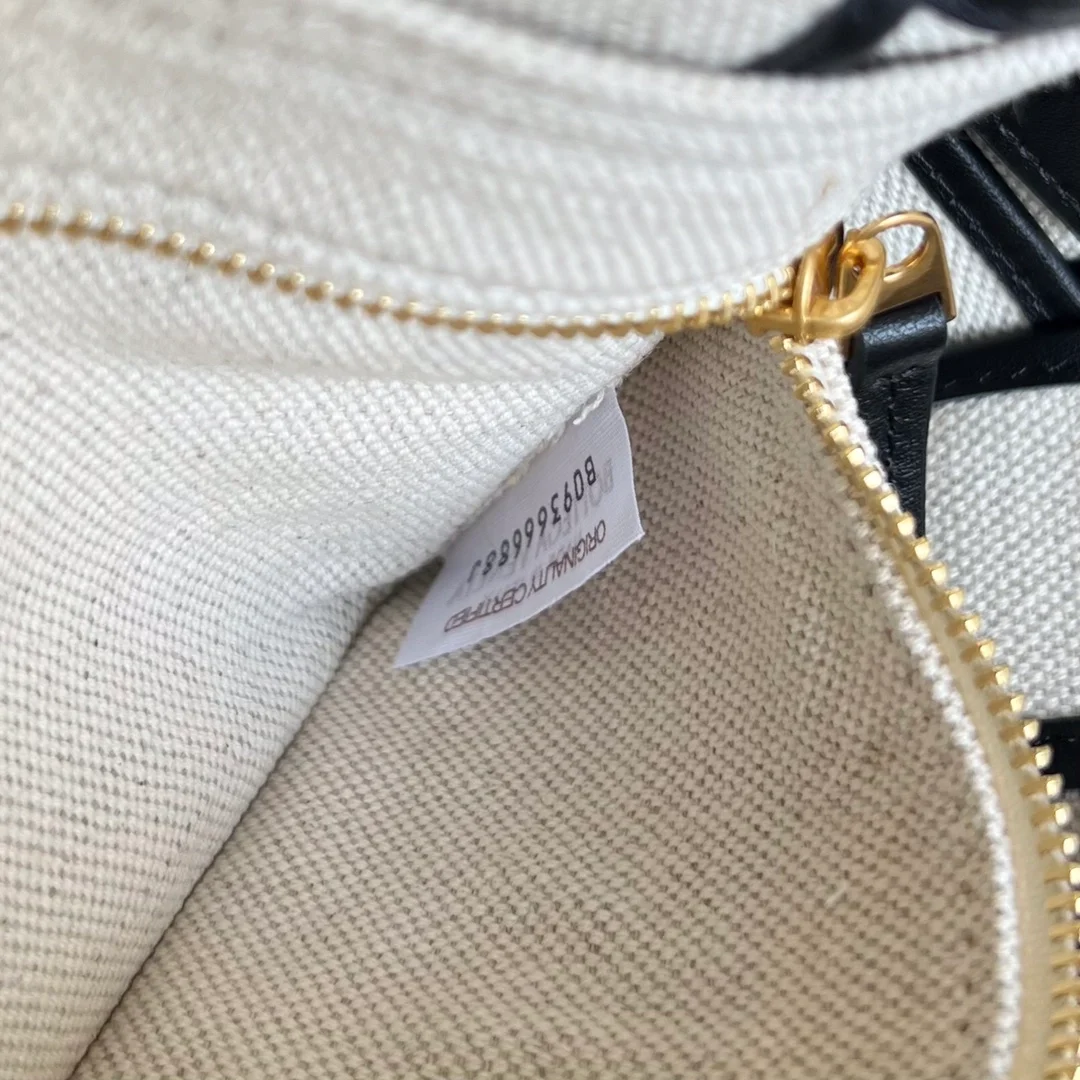 보테가 베네타 블랙 패디드 카세트백