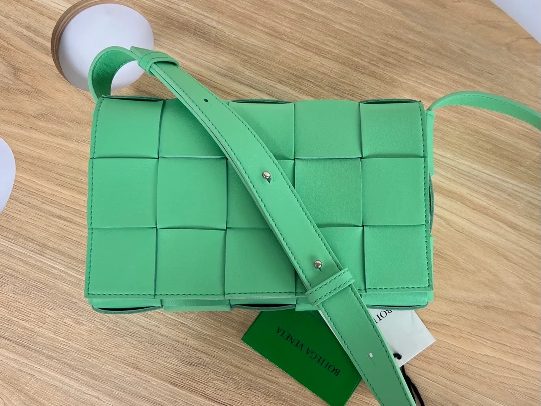 보테가 베네타 인트레치아토 카세트 메신저백