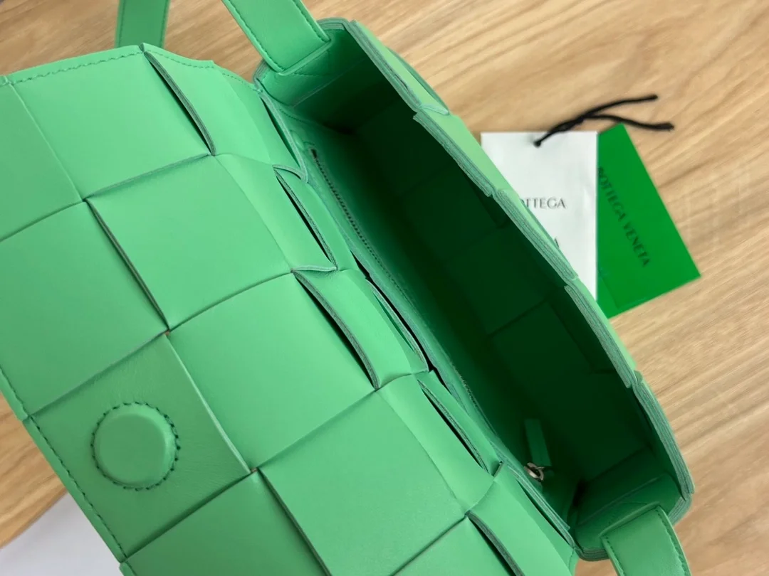 보테가 베네타 인트레치아토 카세트 메신저백