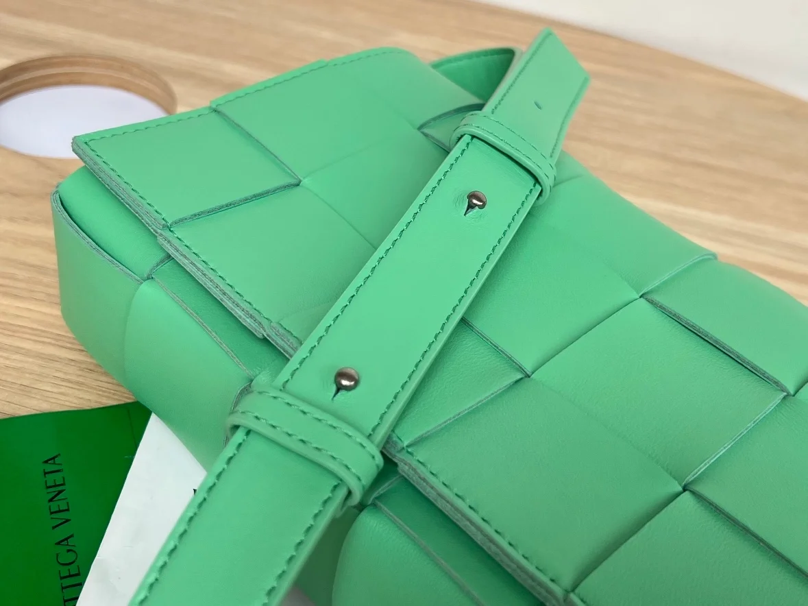 보테가 베네타 인트레치아토 카세트 메신저백