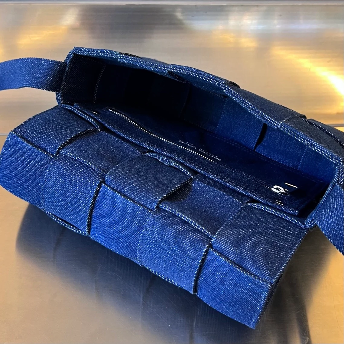 보테가 베네타 인트레치아토 데님 크로스백