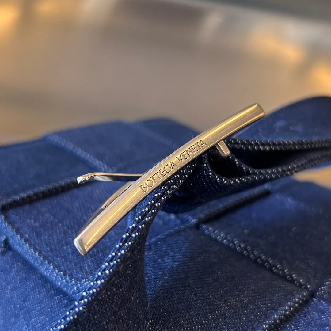 보테가 베네타 인트레치아토 데님 크로스백