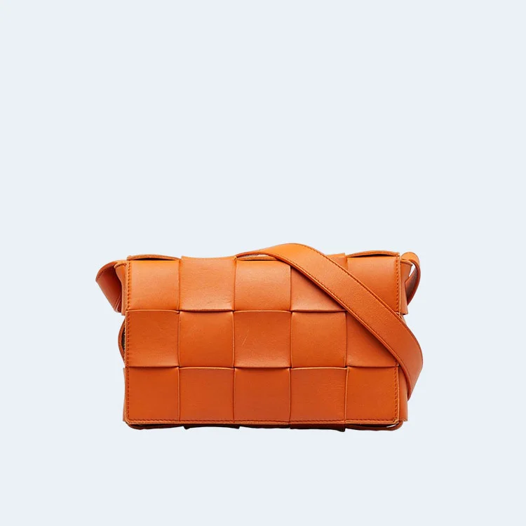 보테가 베네타 나파 맥시 미디움 카세트백