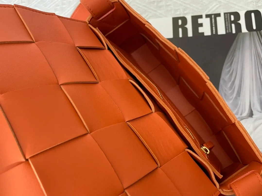 보테가 베네타 나파 맥시 미디움 카세트백