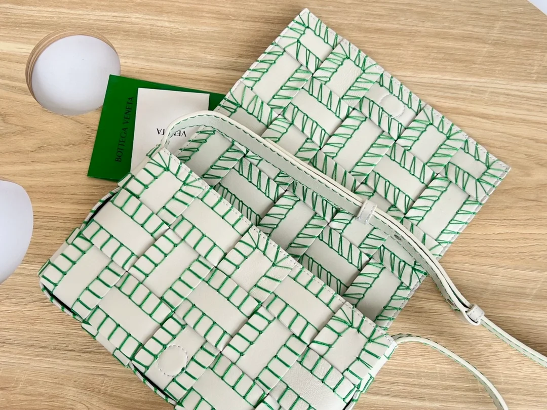 보테가 베네타 카세트 숄더백 그린화이트