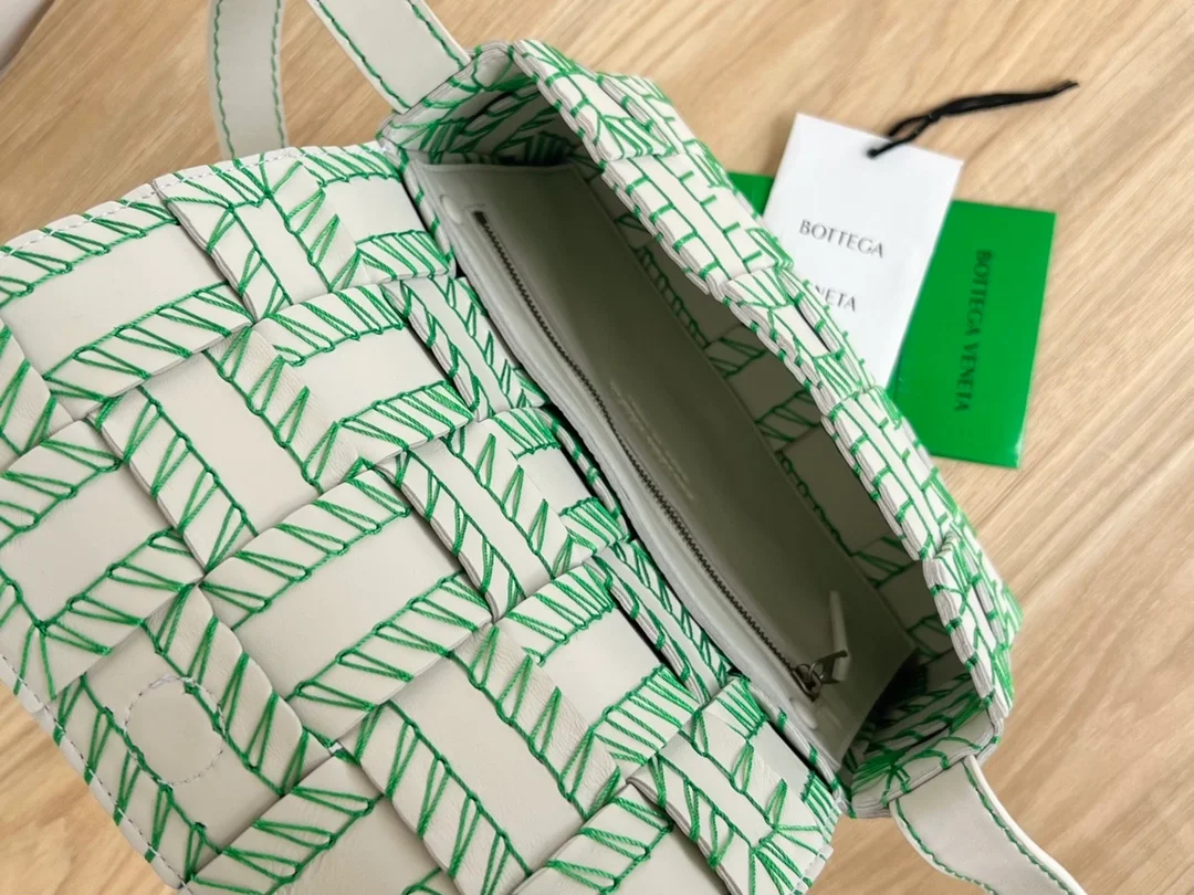 보테가 베네타 카세트 숄더백 그린화이트