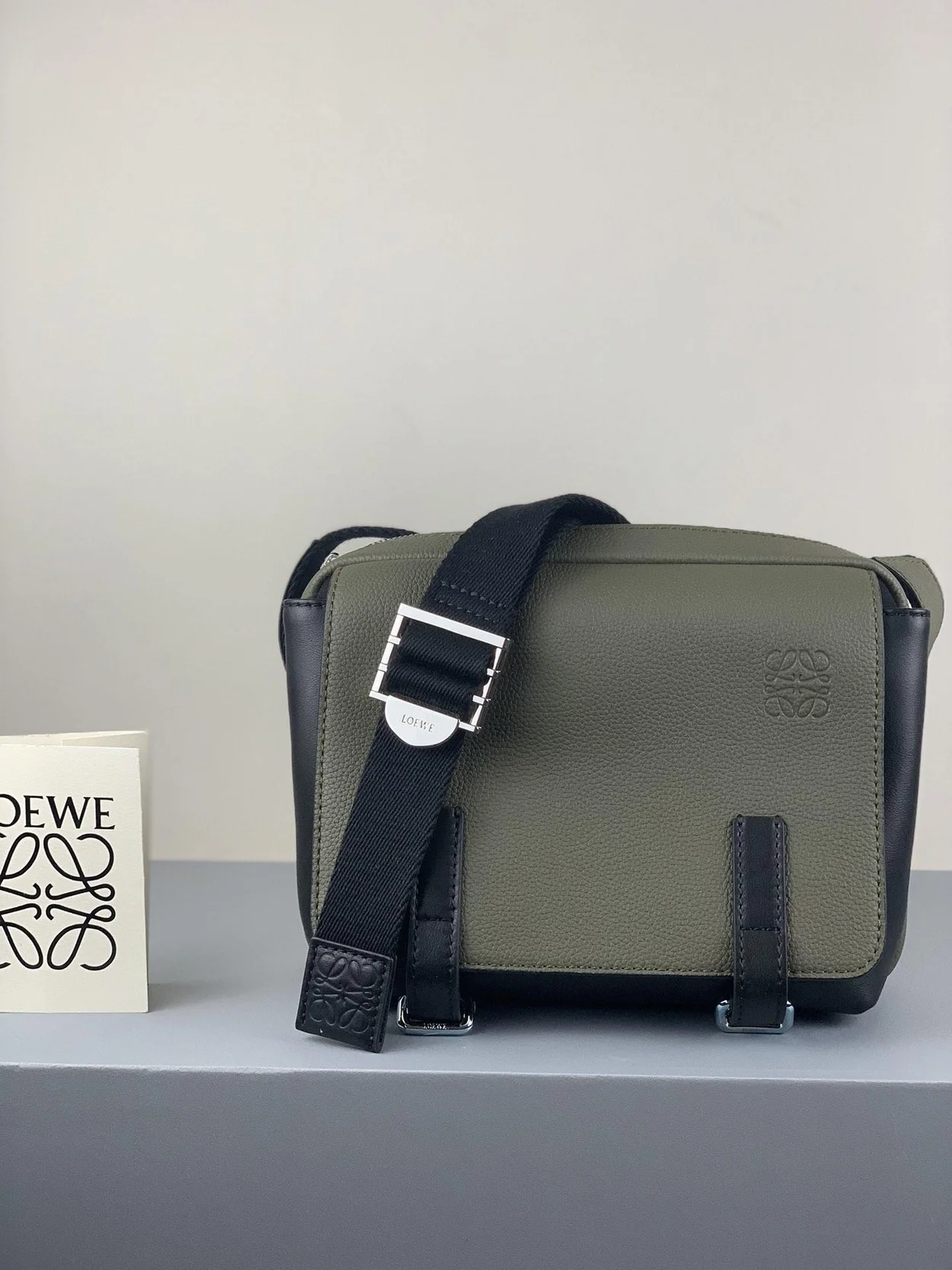 로에베 소프트 XS 밀리터리 메신저 백 카키