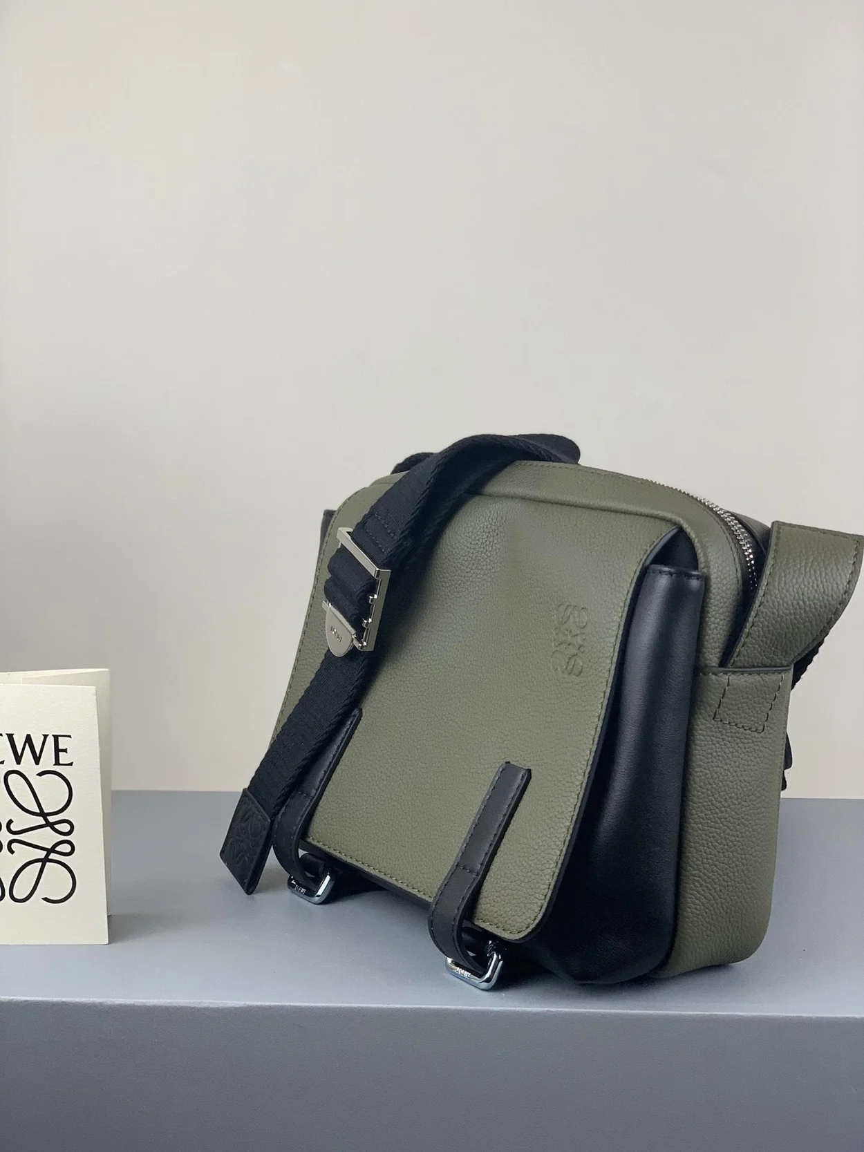 로에베 소프트 XS 밀리터리 메신저 백 카키