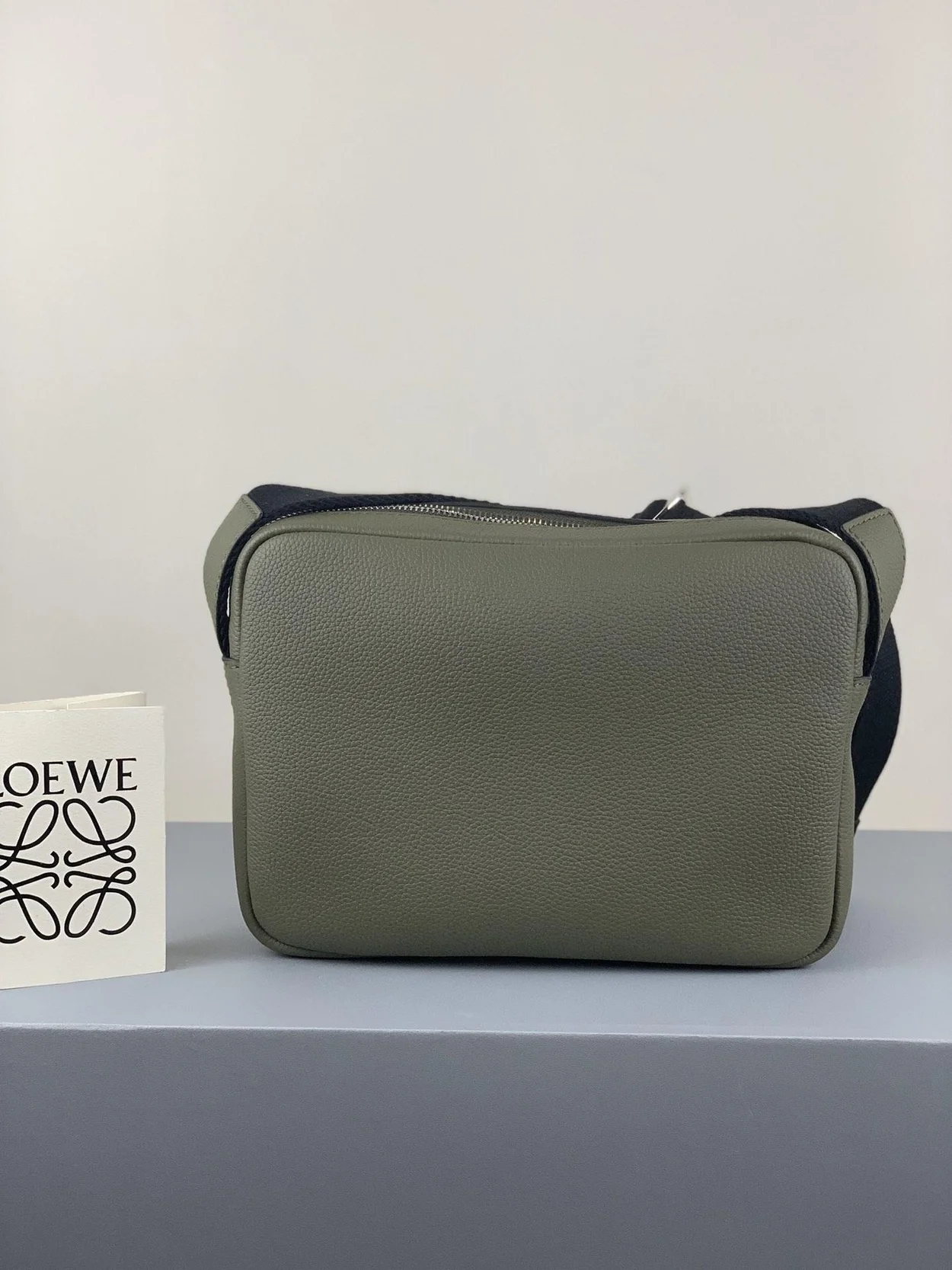 로에베 소프트 XS 밀리터리 메신저 백 카키