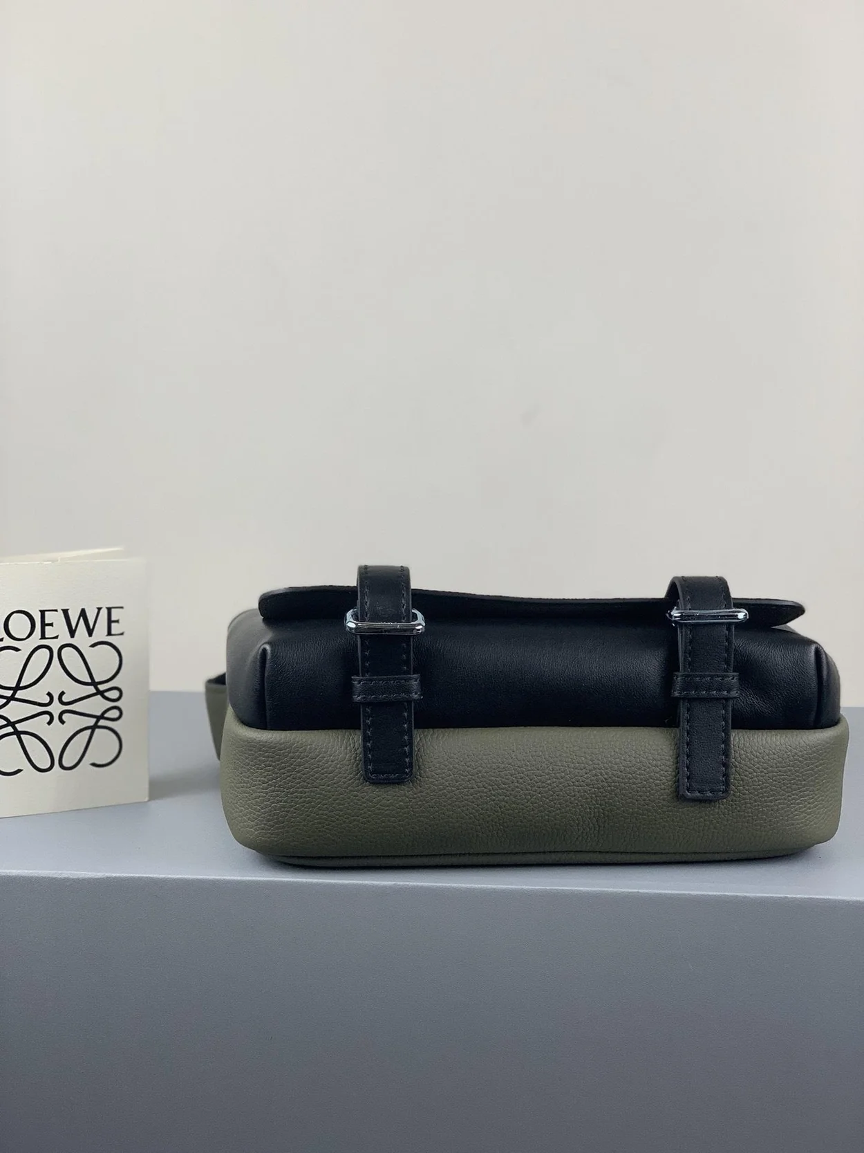 로에베 소프트 XS 밀리터리 메신저 백 카키