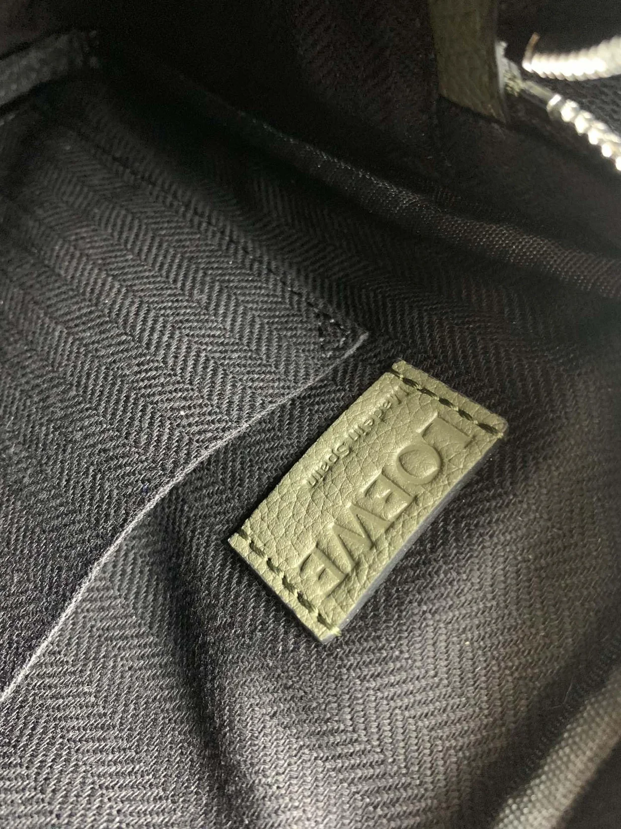 로에베 소프트 XS 밀리터리 메신저 백 카키