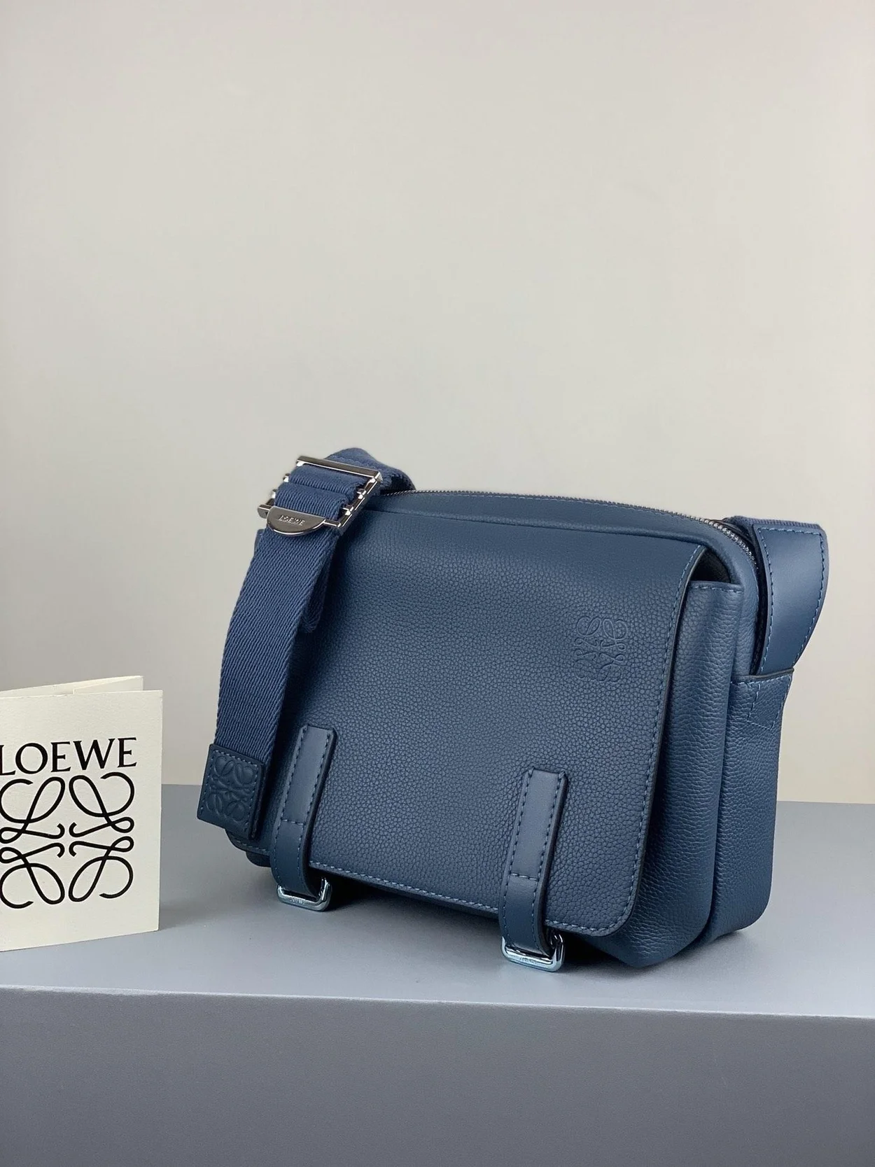 로에베 소프트 XS 밀리터리 메신저 백 블루