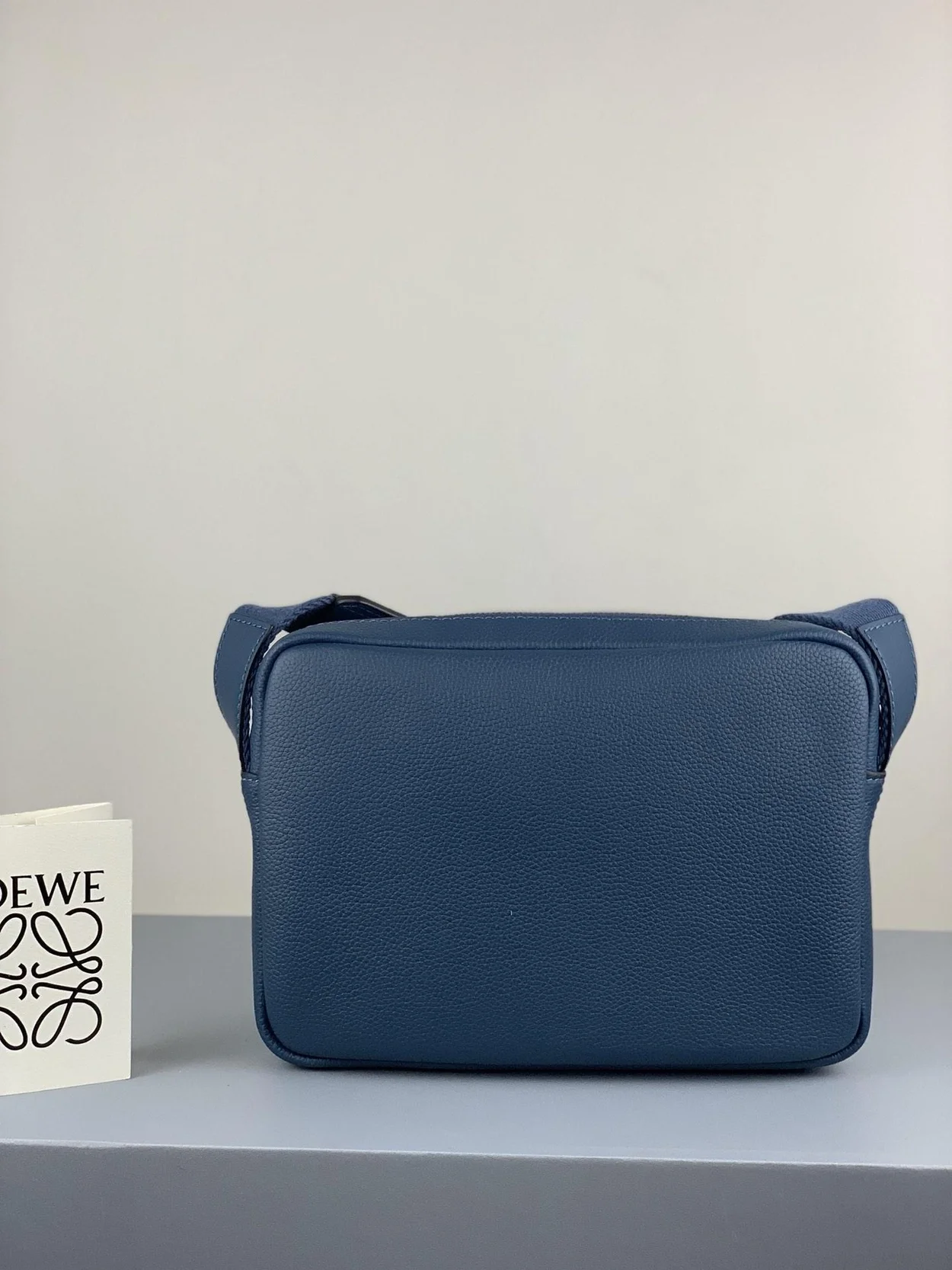 로에베 소프트 XS 밀리터리 메신저 백 블루