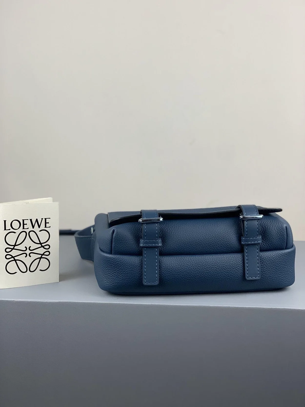 로에베 소프트 XS 밀리터리 메신저 백 블루