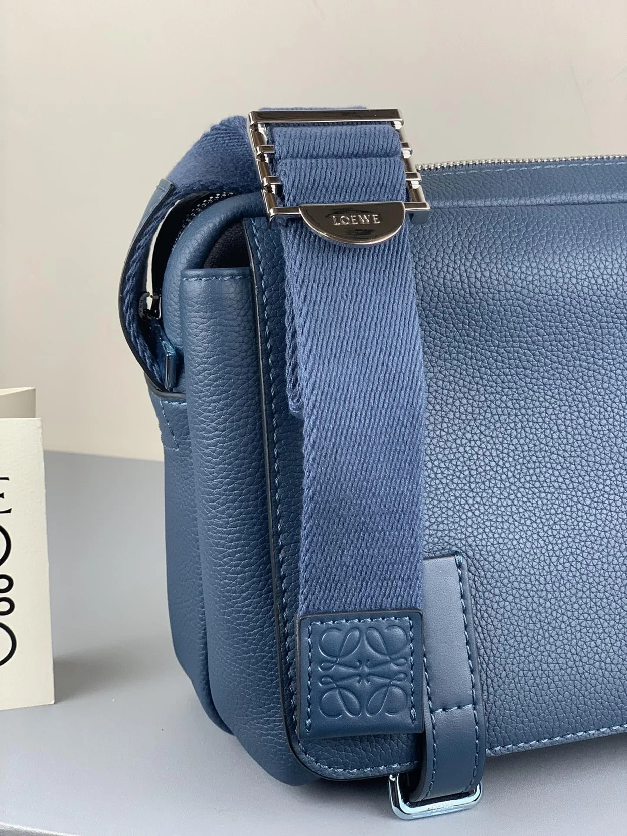 로에베 소프트 XS 밀리터리 메신저 백 블루