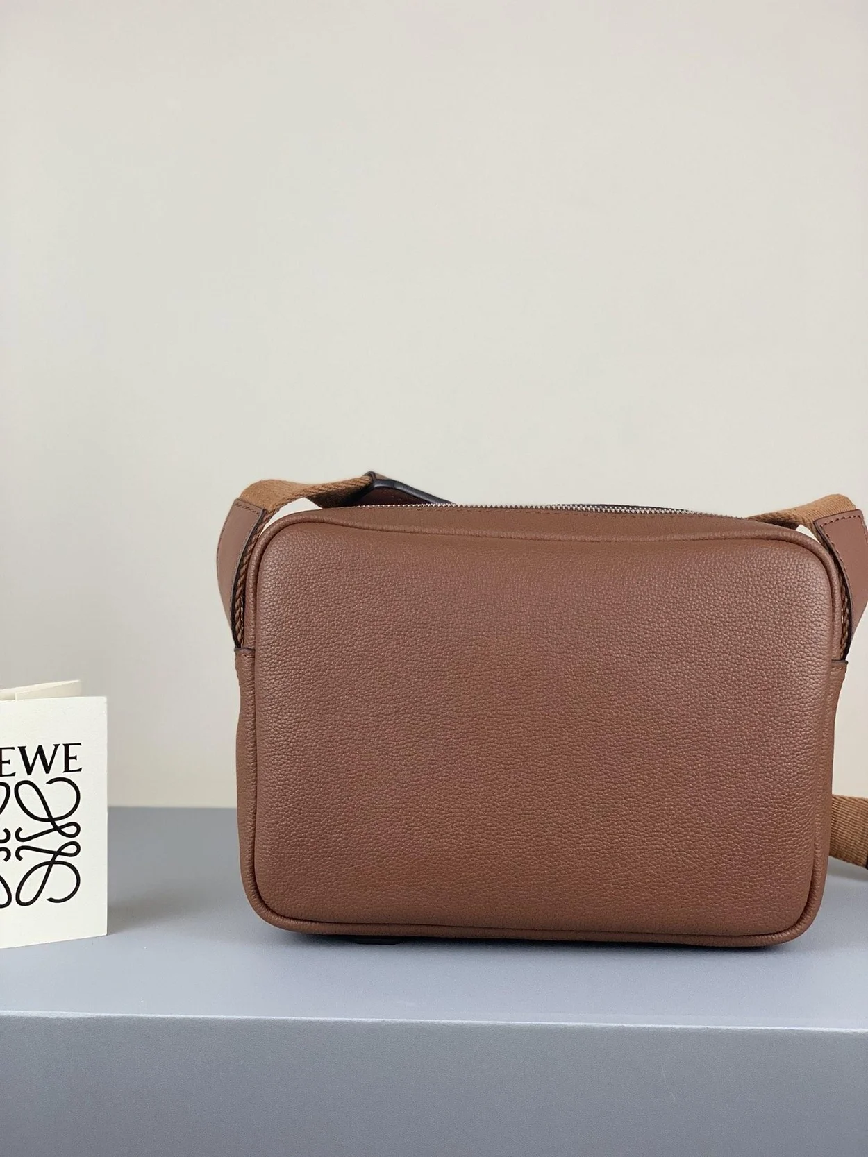 로에베 소프트 XS 밀리터리 메신저 백 브라운