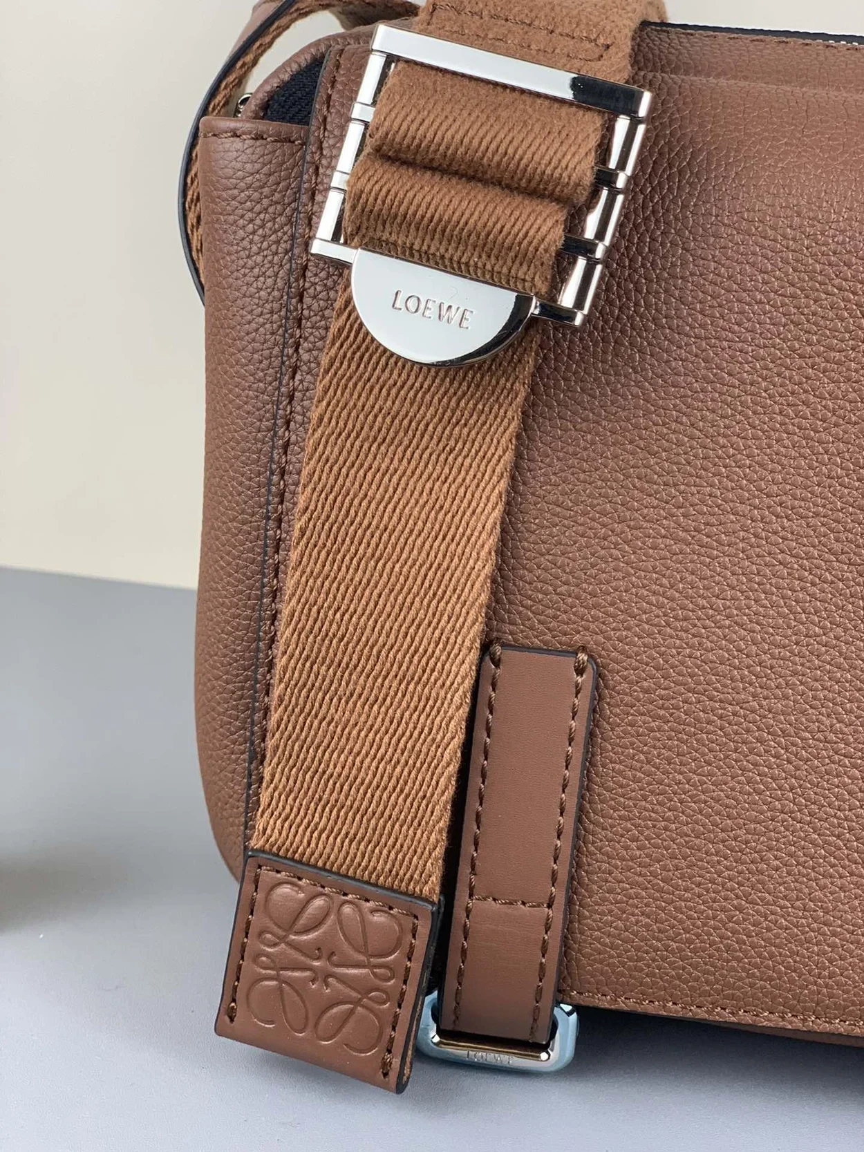 로에베 소프트 XS 밀리터리 메신저 백 브라운