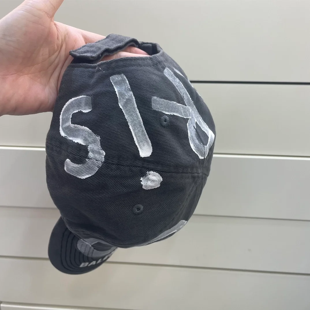 발렌시아가 BB 스프레이드 볼캡