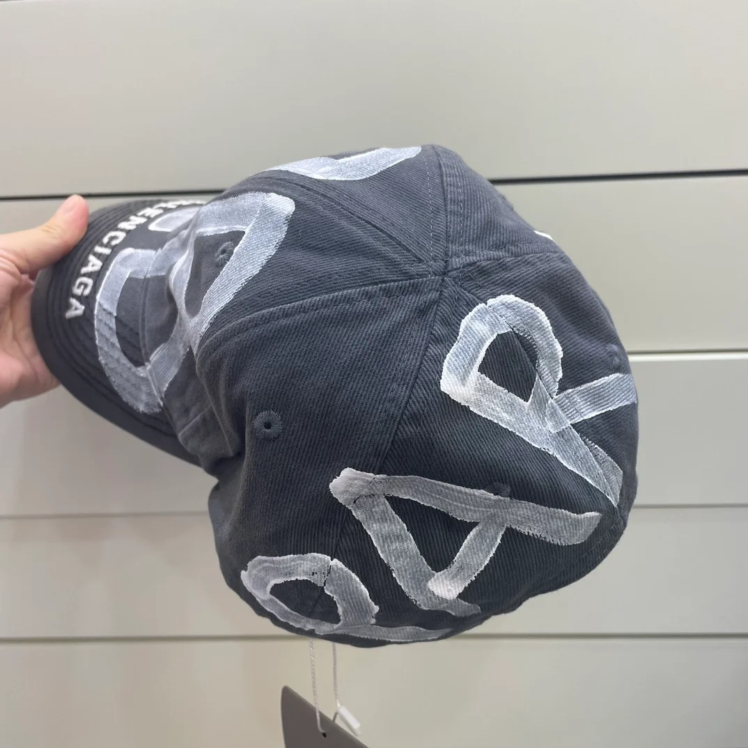 발렌시아가 BB 스프레이드 볼캡