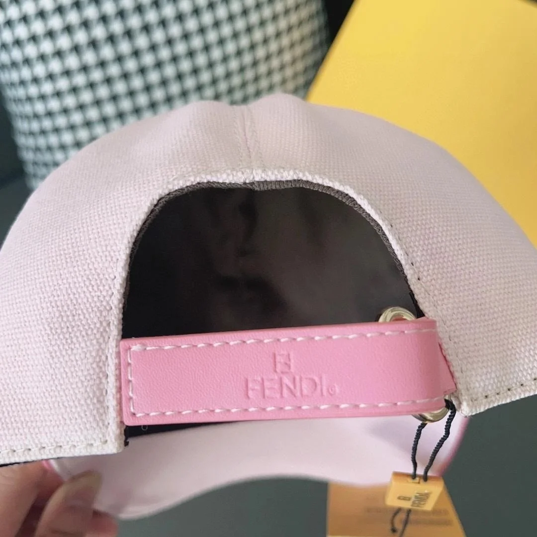 펜디 컬러 로고 자수 하이트 핑크 베이스볼 캡