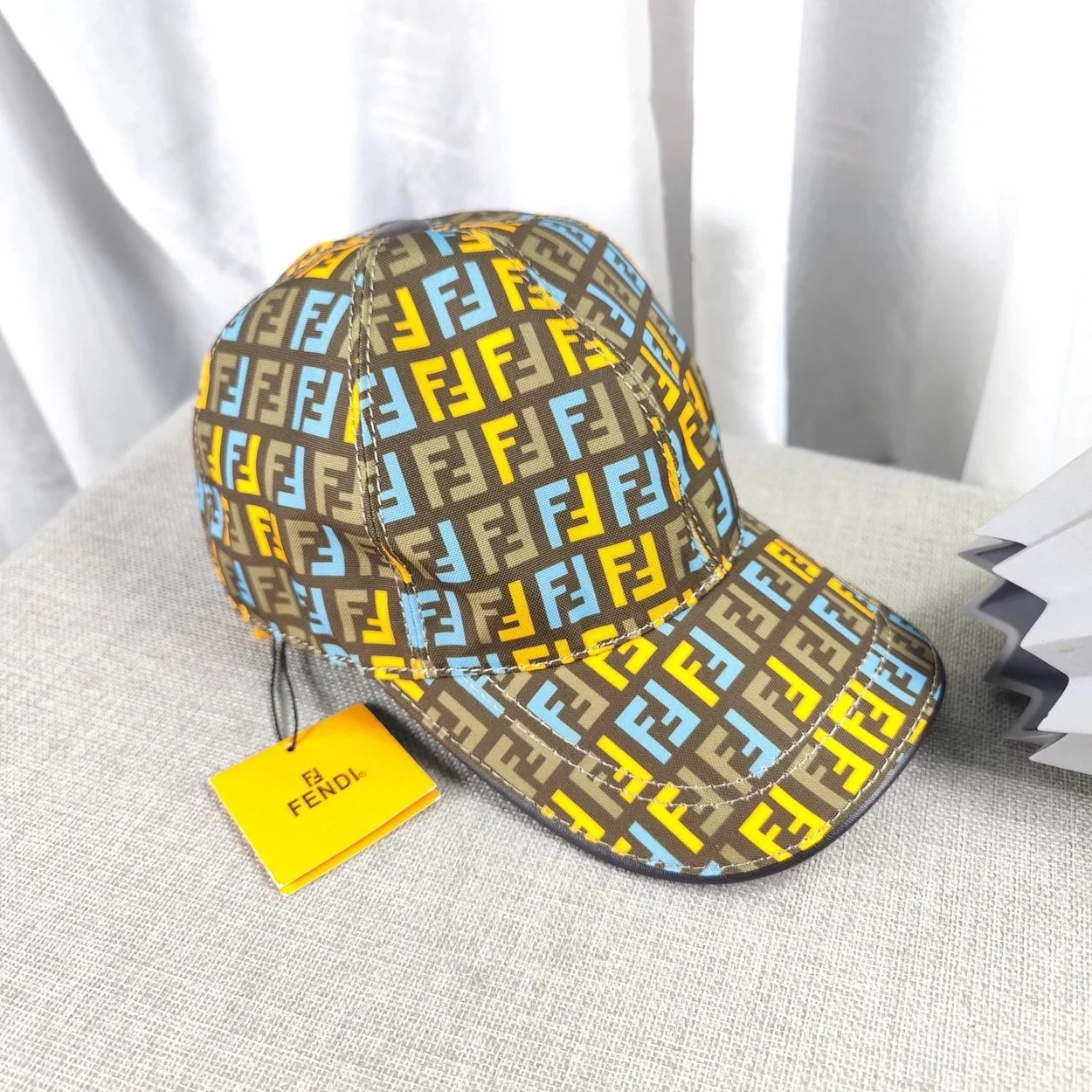 펜디 멀티 옐로우 패브릭 베이스볼 캡