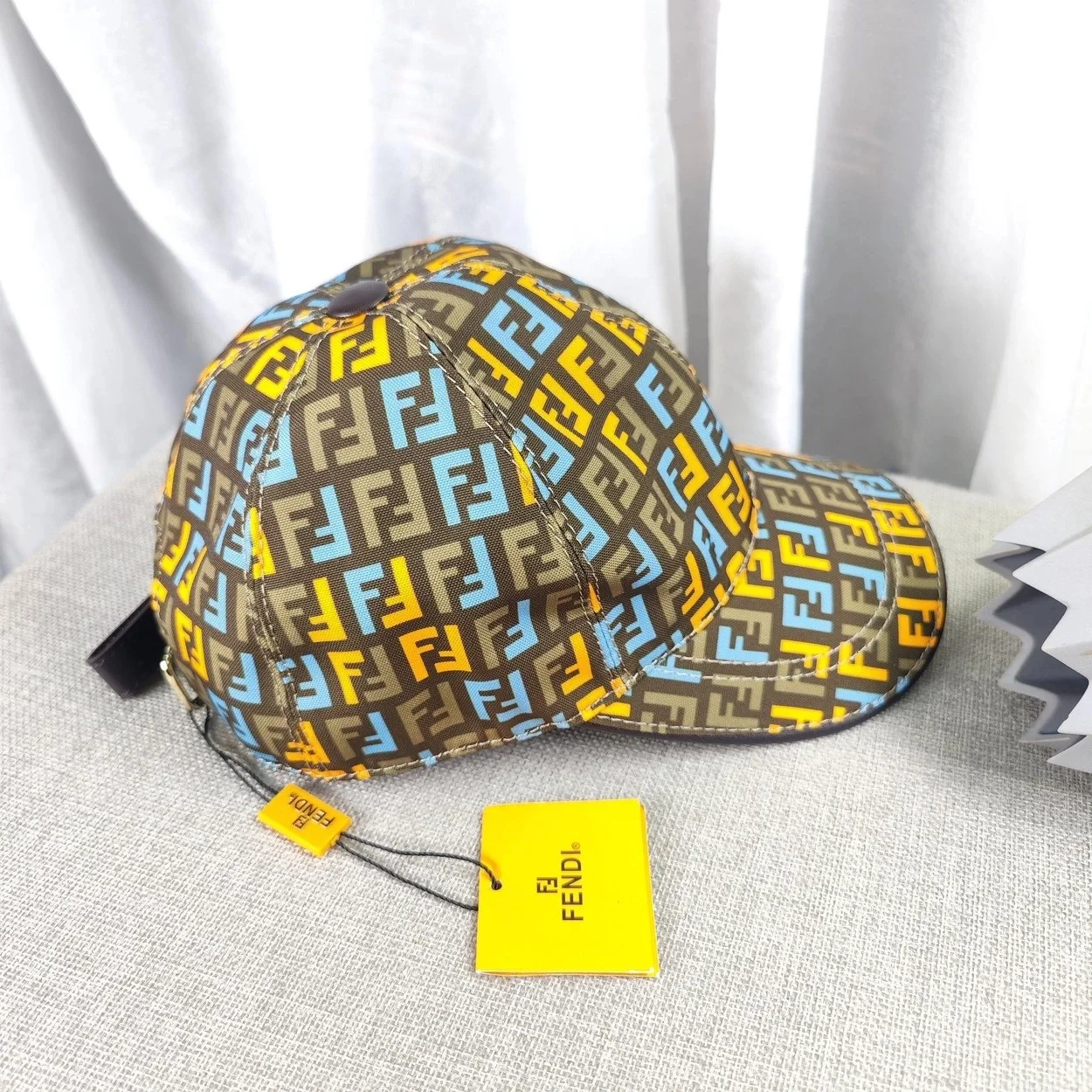 펜디 멀티 옐로우 패브릭 베이스볼 캡