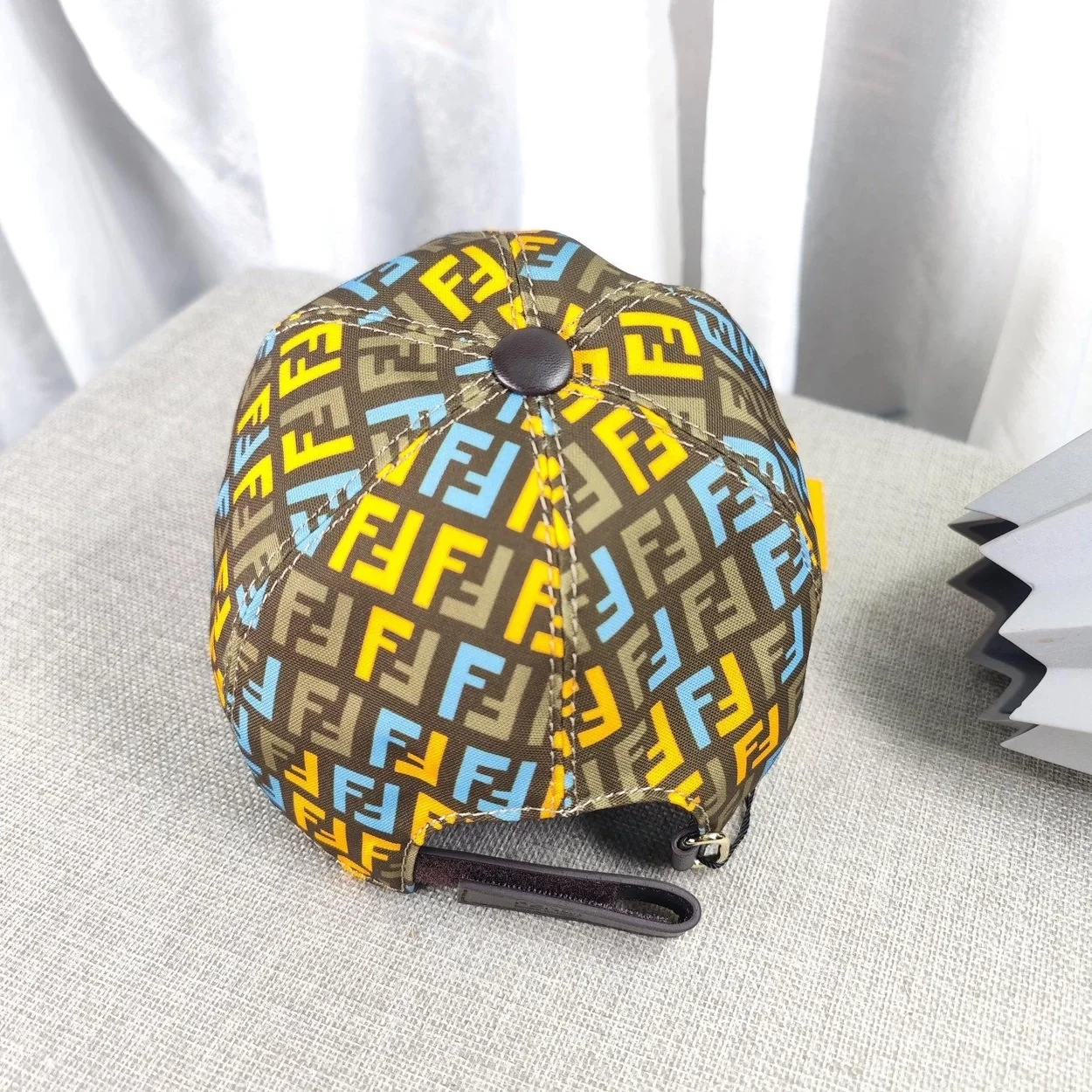 펜디 멀티 옐로우 패브릭 베이스볼 캡