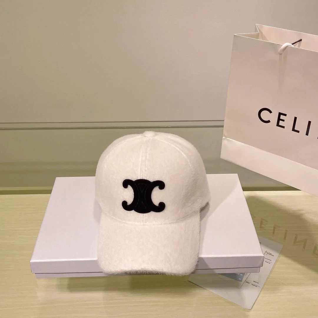 셀린느 트리옹프 화이트 퍼 베이스볼 캡