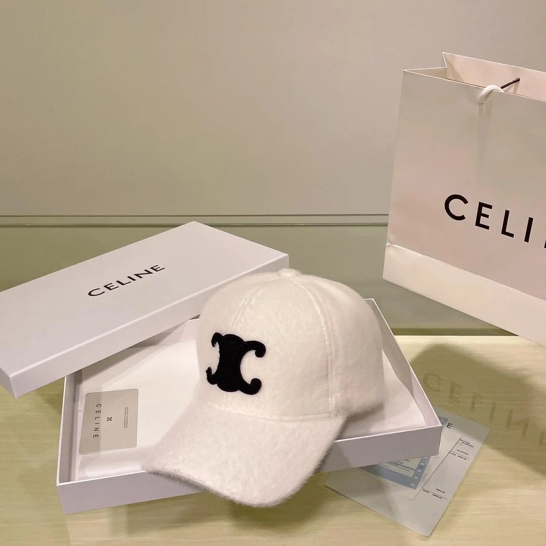 셀린느 트리옹프 화이트 퍼 베이스볼 캡