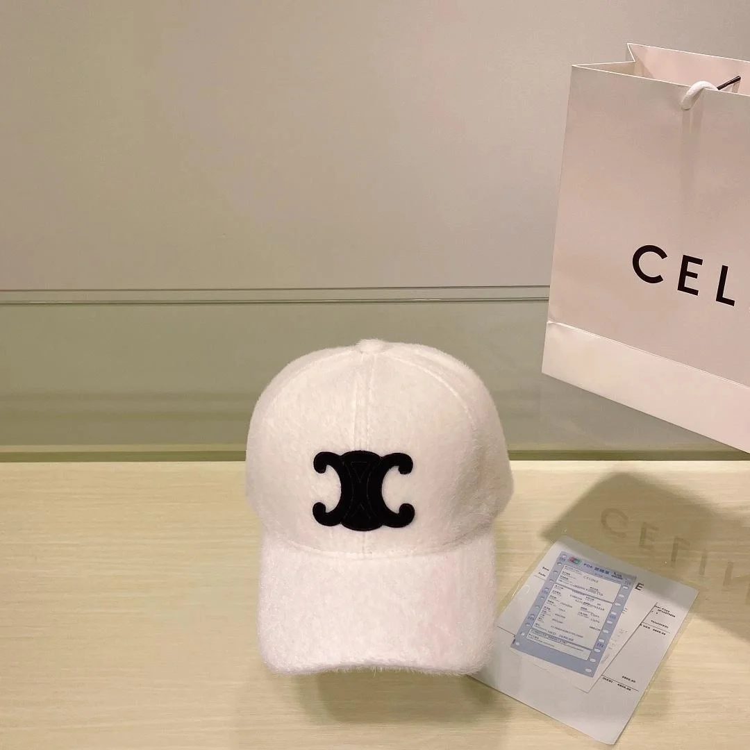 셀린느 트리옹프 화이트 퍼 베이스볼 캡