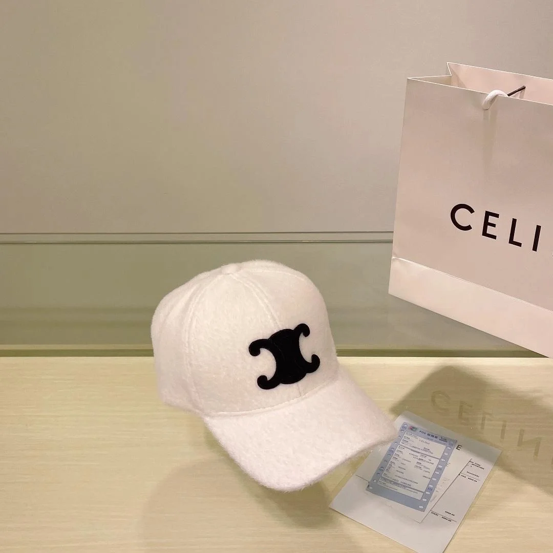 셀린느 트리옹프 화이트 퍼 베이스볼 캡