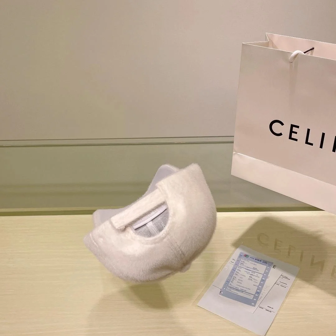 셀린느 트리옹프 화이트 퍼 베이스볼 캡