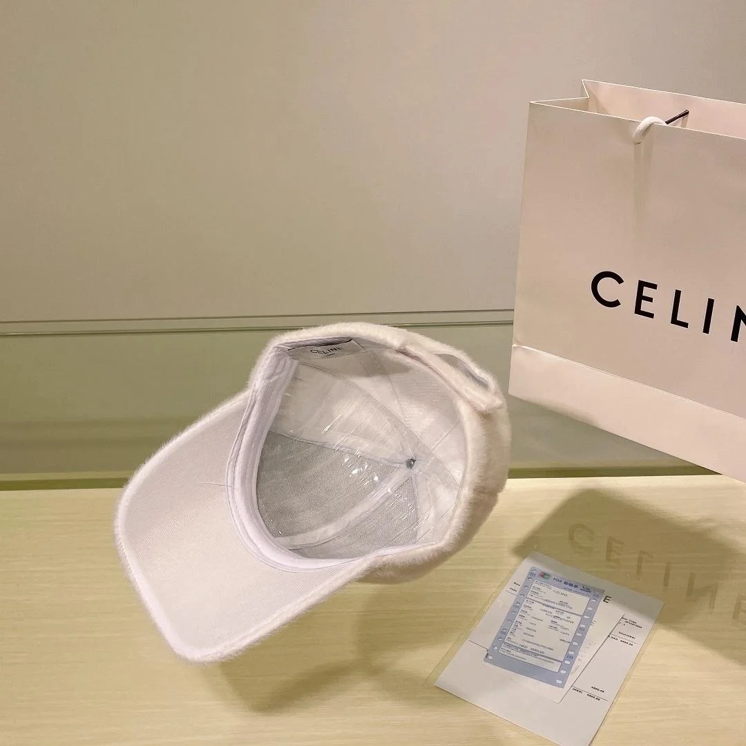 셀린느 트리옹프 화이트 퍼 베이스볼 캡