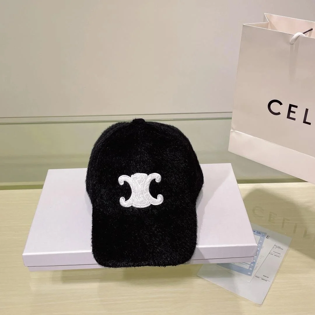 셀린느 트리옹프 블랙 퍼 베이스볼 캡