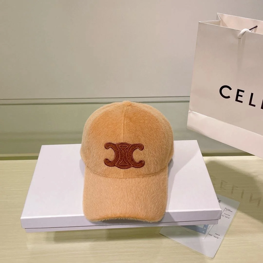 셀린느 트리옹프 베이지 퍼 베이스볼 캡