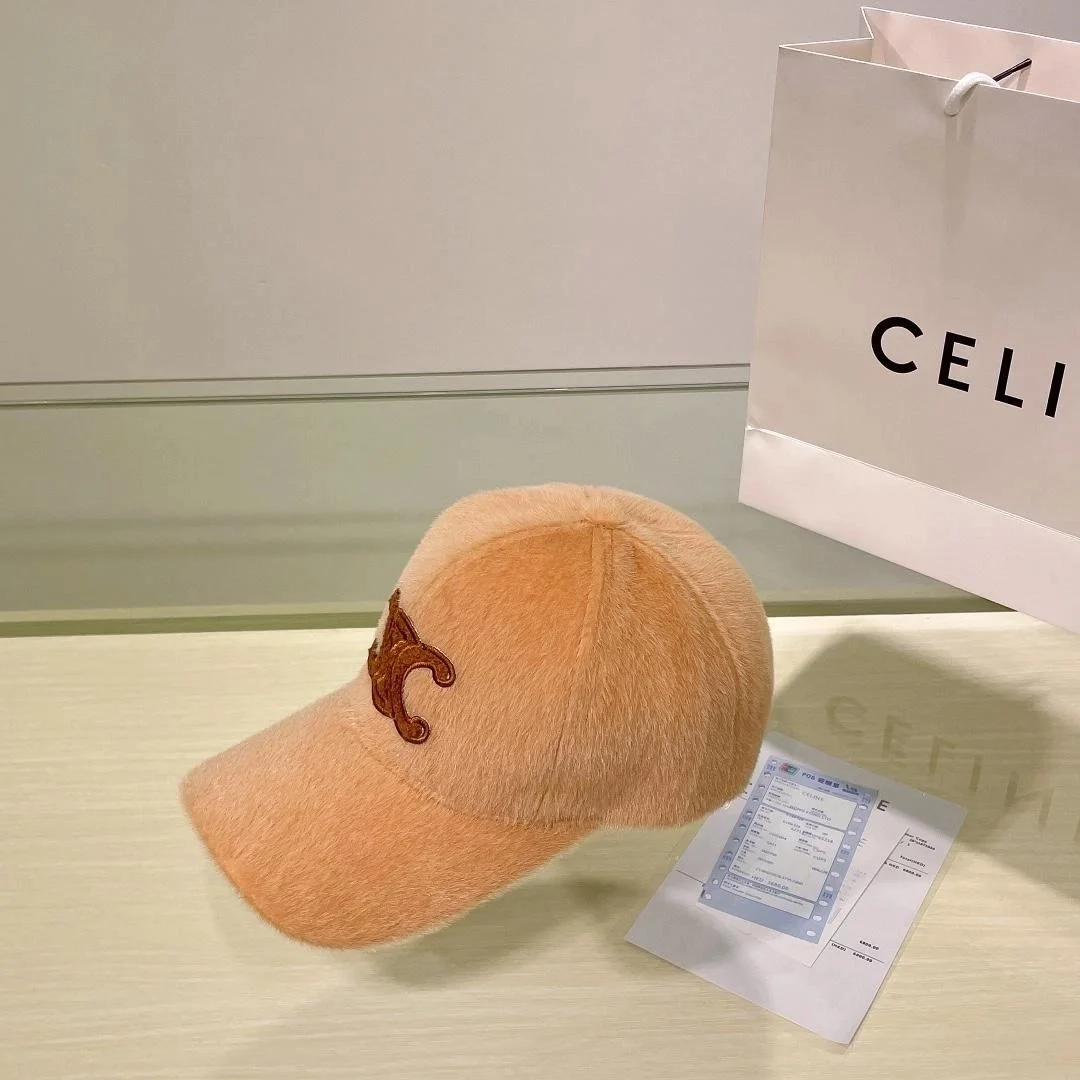 셀린느 트리옹프 베이지 퍼 베이스볼 캡